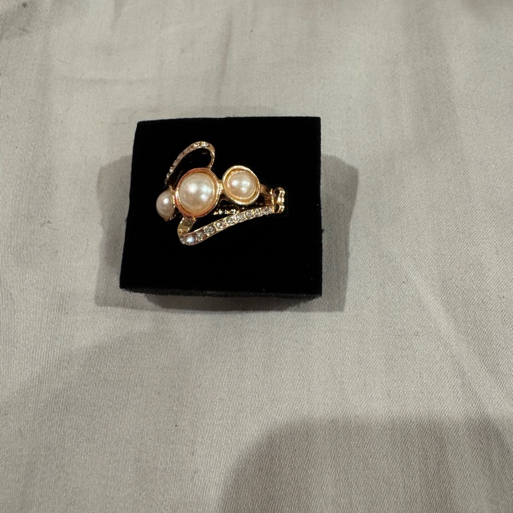 NWT Paparazzi “Posh Progression” Gold and Pearl Accent Ring